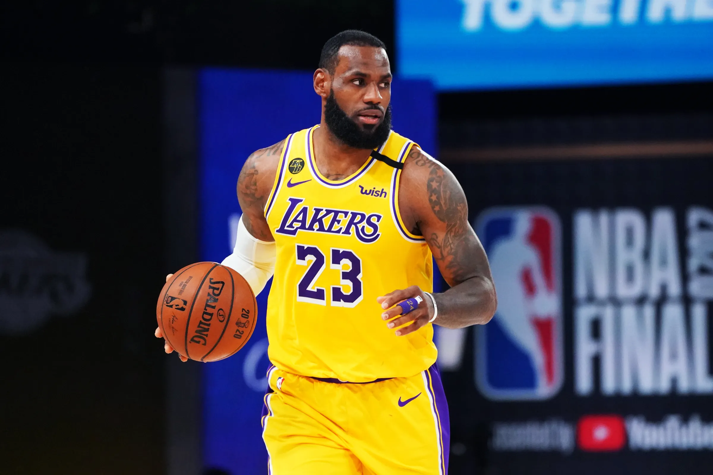 NBA焦点战：凯尔特人主场逆转猛龙,